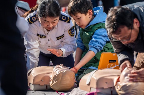 云南省急救中心的醫(yī)師講授心肺復(fù)蘇方法技巧。新華社記者 胡超 攝