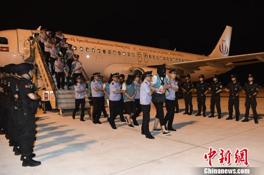 犯罪嫌疑人乘機(jī)抵達(dá)成都?！“苍?攝