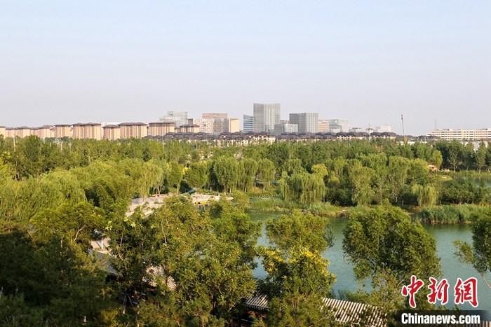 從完成頂層設(shè)計(jì)到如火如荼大規(guī)模建設(shè)，六年來(lái)，雄安新區(qū)如春天的竹子一般拔節(jié)生長(zhǎng)，這座承載千年大計(jì)的“未來(lái)之城”已雄姿初顯。從“一張白紙”開(kāi)始著墨，如今的雄安新區(qū)已是濃墨重彩的“山水畫”。<a target='_blank' href='/'>中新社</a>記者近日走訪了雄安新區(qū)多地，從“藍(lán)綠金”三色感受這座“未來(lái)之城”的巨大變化。圖為7月18日拍攝的河北雄安新區(qū)金湖公園。 <a target='_blank' href='/'>中新社</a>記者 易海菲 攝
