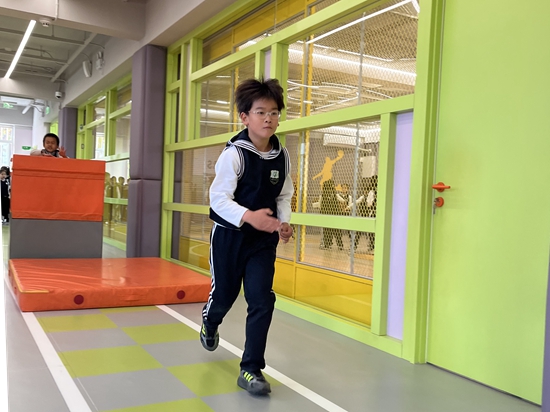 學生在南樓二層的體能教師訓練。人民網記者孫競 攝