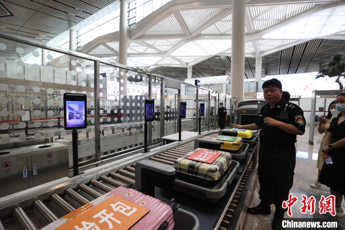 （高質(zhì)量發(fā)展調(diào)研行）探訪?？诿捞m國際機場封關(guān)運作項目：將實現(xiàn)旅客“無感通關(guān)”