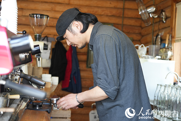 喻曉在小木屋中制作咖啡。人民網(wǎng)記者 李睿攝