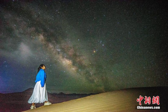 圖為6月20日晚，游客在西藏阿里暗夜公園與銀河“合影”。曹枝清 攝