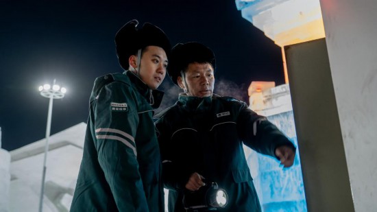 長(zhǎng)春市冰雪新天地園區(qū)內(nèi)，長(zhǎng)春市雙陽(yáng)區(qū)供電公司工作人員正在檢查低壓配電箱。新華社記者 段續(xù) 攝