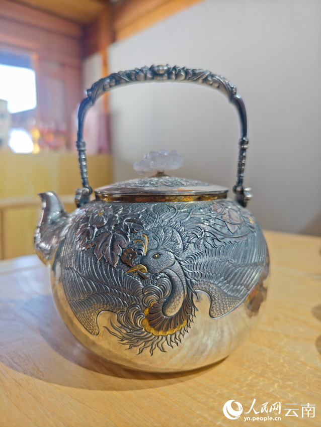 李耀華制作的銀壺。人民網(wǎng)記者 符皓攝