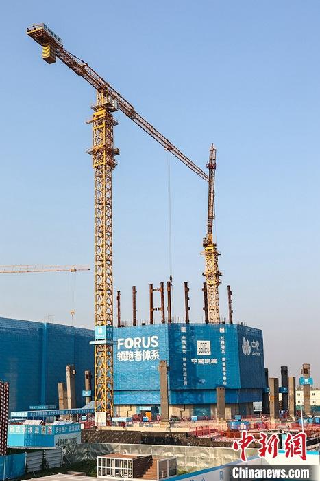 從完成頂層設(shè)計(jì)到如火如荼大規(guī)模建設(shè)，六年來(lái)，雄安新區(qū)如春天的竹子一般拔節(jié)生長(zhǎng)，這座承載千年大計(jì)的“未來(lái)之城”已雄姿初顯。從“一張白紙”開(kāi)始著墨，如今的雄安新區(qū)已是濃墨重彩的“山水畫”。<a target='_blank' href='/'>中新社</a>記者近日走訪了雄安新區(qū)多地，從“藍(lán)綠金”三色感受這座“未來(lái)之城”的巨大變化。圖為7月19日，河北雄安新區(qū)，中國(guó)中化總部基地項(xiàng)目施工現(xiàn)場(chǎng)。 <a target='_blank' href='/'>中新社</a>記者 易海菲 攝