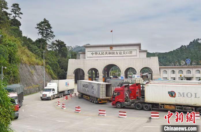 圖為中越邊境廣西憑祥市友誼關(guān)口岸?！{祥融媒體中心供圖
