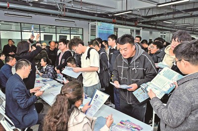 2024年3月，在蘭州大學(xué)2024屆畢業(yè)生大型春季綜合雙選會現(xiàn)場，青年學(xué)子踴躍報名西部用人單位。 蘭州大學(xué)供圖