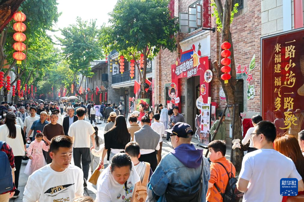 2月22日，市民游客在福州上下杭歷史文化街區(qū)參觀游覽。新華社記者林善傳 攝