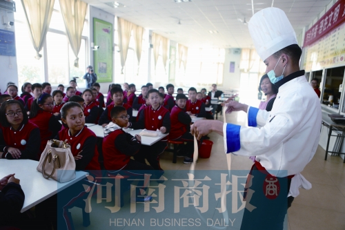 鄭州一中學開設“燴面課” 學生“逼迫”老師拖堂