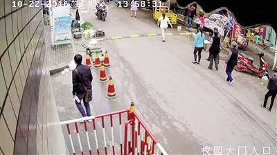 雙橋入室盜竊案，監(jiān)控視頻截圖紅圈處為犯罪嫌疑人。 本報記者 雷鍵 通訊員 葉文廣 攝