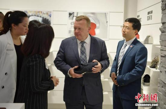 5月2日，丹麥首相拉斯穆森夜逛太古里，走進1963年創(chuàng)立于丹麥的“愛步”鞋類品牌店了解情況。當日，應中國國務院總理李克強邀請，丹麥首相拉斯穆森―行抵達中國成都，開始對中國進行正式訪問，拉斯穆森此訪系其2015年當選首相以來首次訪華，其訪問首站就來到四川成都。 <a target='_blank'  _fcksavedurl='http://www.chinanews.com/'></table>中新社</a>記者 劉忠俊 攝