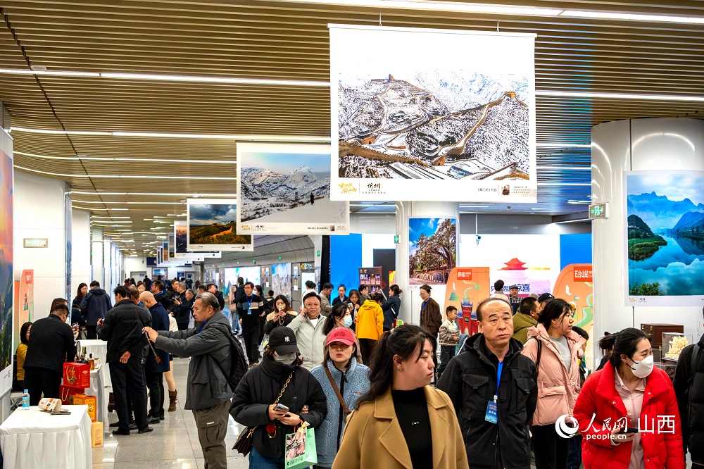 “相約忻州·盡享冬韻”暨“乘地鐵游山西”主題攝影展（忻州）在太原地鐵長(zhǎng)風(fēng)街站啟幕。
