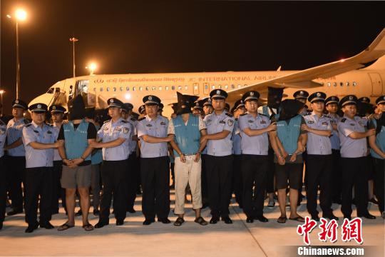 被押解回蓉的犯罪嫌疑人?！“苍?攝