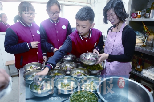 鄭州一中學開設“燴面課” 學生“逼迫”老師拖堂