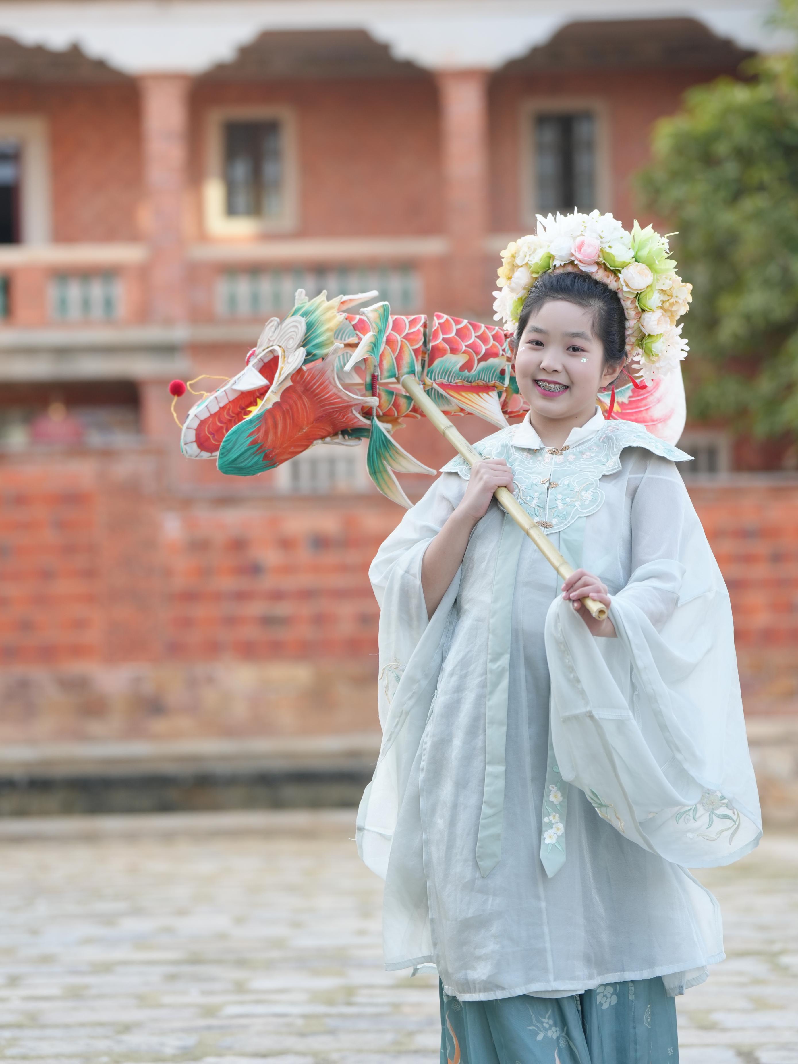 在泉州，沈女士為女兒拍下頭戴簪花的照片。受訪者供圖