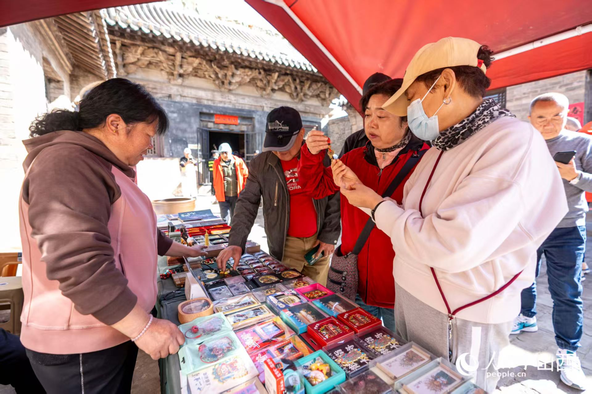 游客在山西省高平市鐵佛寺選購文創(chuàng)產(chǎn)品。人民網(wǎng)記者 盧鵬宇攝