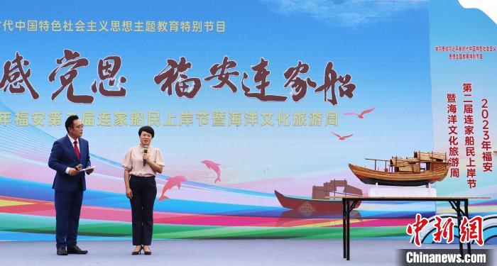 村民分享連家船民“搬上來(lái)、住下來(lái)、富起來(lái)”的故事和難忘經(jīng)歷?！×珠派?攝