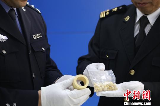 海關(guān)工作人員查獲象牙制品?！□U曉康 攝