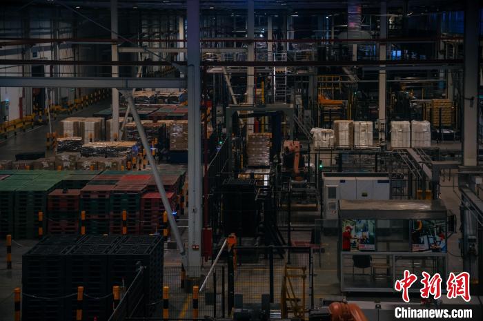 基地依托數(shù)字技術打造“黑燈工廠”?！±钅宪?攝