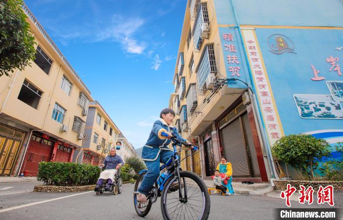 溪邳村一角?！菓c堂 攝