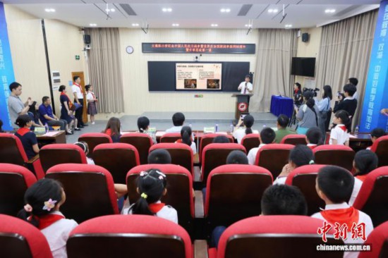 廣州中醫(yī)藥大學副校長、廣東省中醫(yī)院院長張忠德向學生講述“抗戰(zhàn)中的中醫(yī)藥”。吳遠團 攝