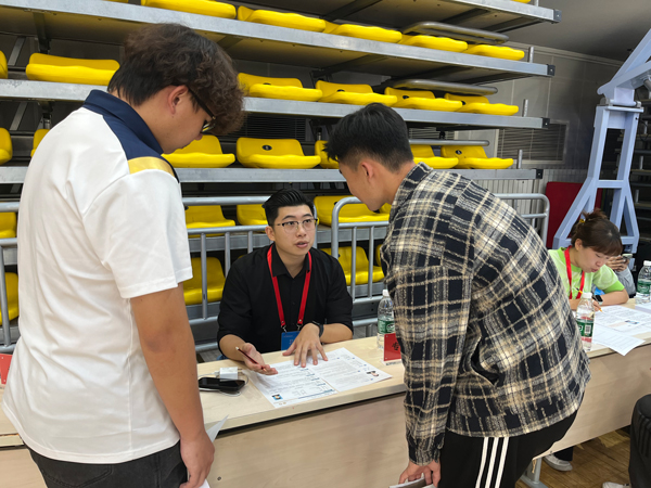 招聘會(huì)上，老師為畢業(yè)生開(kāi)展就業(yè)指導(dǎo)。校方供圖