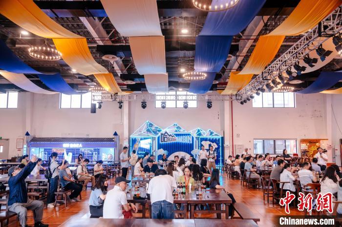 圖為基地內的慕尼黑餐廳?！±钅宪?攝