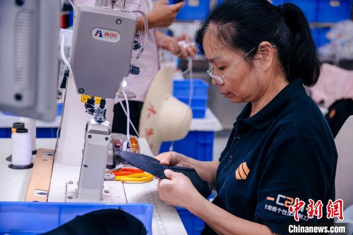 圖為員工在生產(chǎn)線工作?！±钅宪?攝