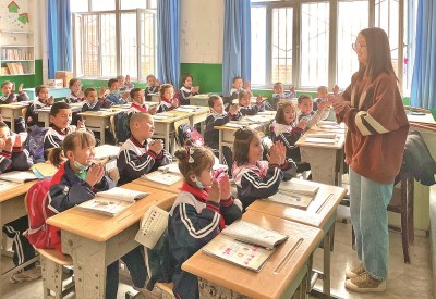 2023年5月，西北師范大學(xué)學(xué)生在新疆阿克蘇地區(qū)溫宿縣吐木秀克鎮(zhèn)第一小學(xué)實習(xí)支教。 卓杰攝