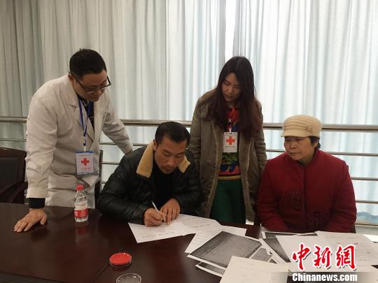 小月的父親和奶奶填寫遺體和器官捐獻志愿書。重慶紅會供圖