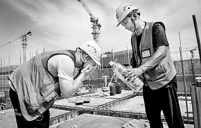 近日，多地迎來高溫天氣，圖為中鐵十二局工人在河北雄安新區(qū)大河片區(qū)安置房項目建設(shè)現(xiàn)場洗臉解暑。 新華社發(fā)