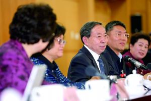 3月8日，全國政協(xié)舉行教育界別聯(lián)組會(huì)議，教育部部長袁貴仁右三到會(huì)聽取建議。