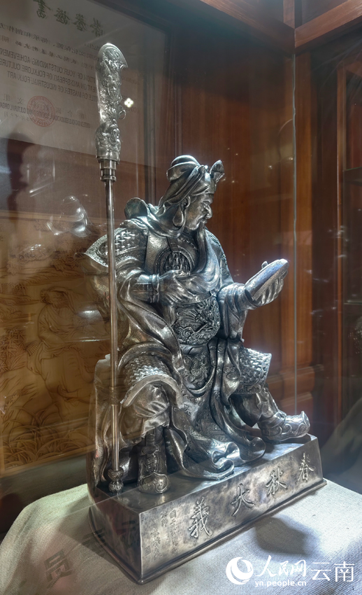 5寸發(fā)標(biāo)制作的關(guān)公像。人民網(wǎng)記者 符皓攝