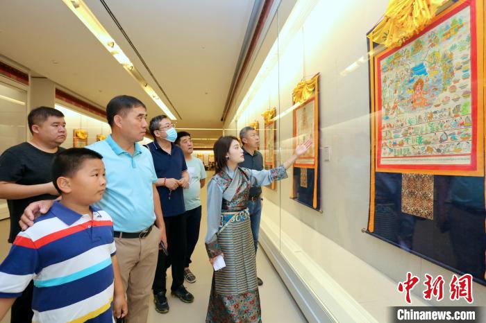 “藏韻瑰寶”藏醫(yī)四部醫(yī)典唐卡珍品展現(xiàn)場?！⒖∩n 攝