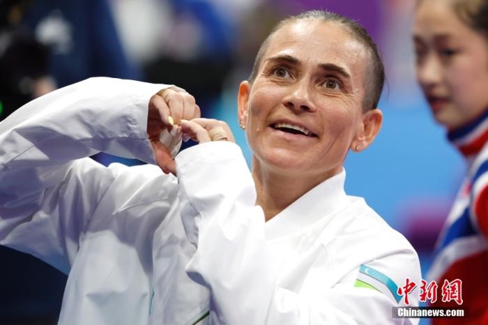 資料圖：9月28日，杭州第19屆亞運(yùn)會(huì)競技體操女子跳馬決賽在黃龍?bào)w育中心體育館舉行。烏茲別克斯坦選手丘索維金娜以13.383分獲得該項(xiàng)目第四名。圖為丘索維金娜在賽后向觀眾比心。<a target='_blank' href='/'>中新社</a>記者 富田 攝