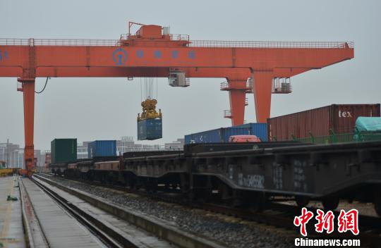 圖為：中歐班列吊裝?！⊥鮿?攝
