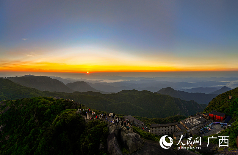 紅日破云而出。人民網(wǎng) 雷琦竣攝