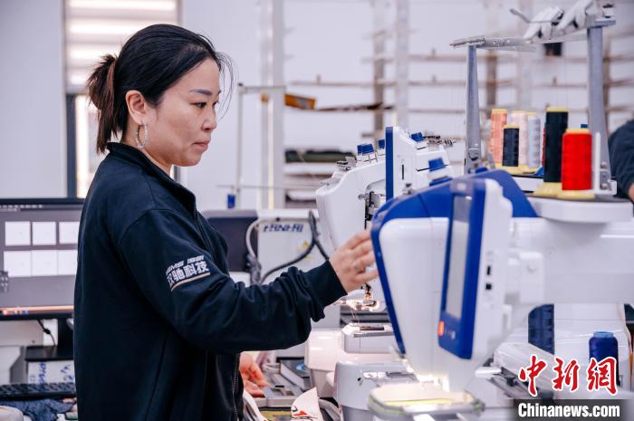 莆田鞋企通過快速打樣線，實(shí)現(xiàn)個性化訂制?！±钅宪?攝