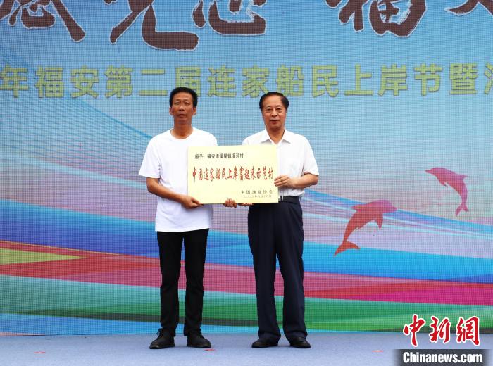 溪邳村獲“中國(guó)連家船民上岸富起來(lái)示范村”榮譽(yù)稱號(hào)?！×珠派?攝