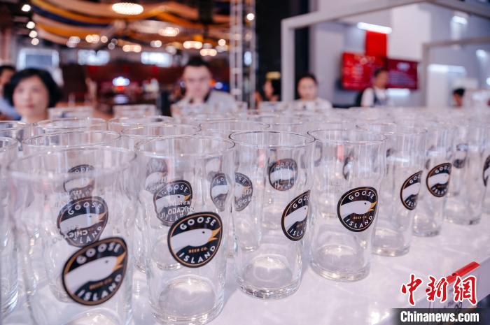 基地內，各式啤酒文化周邊產品在出售。　李南軒 攝