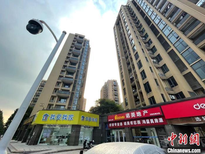 多家房地產(chǎn)中介。 蘇婷 攝