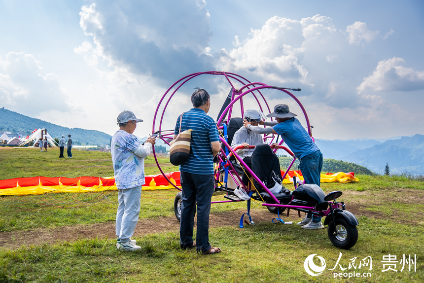 游客在野玉海飛行營地解鎖山地新玩法。人民網(wǎng)記者 涂敏攝
