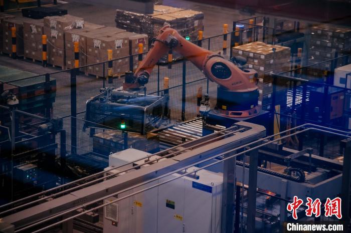 百威雪津啤酒莆田基地釀造幾乎都由自動化生產線完成，年產能達200萬噸?！±钅宪?攝