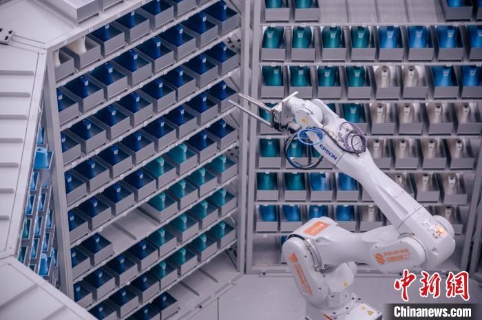 車(chē)間里，鞋楦配送機(jī)械臂在有序工作?！±钅宪?攝