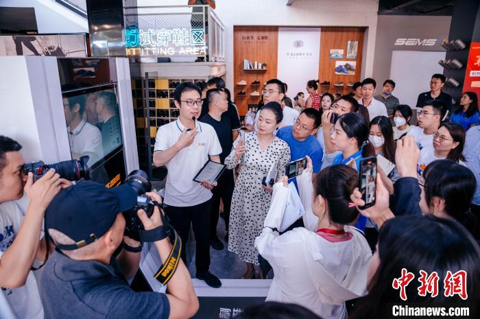 在定制鞋門店，顧客只需往腳型測量儀器上一站，幾秒后就會出具一份詳盡的腳型報告。　李南軒 攝