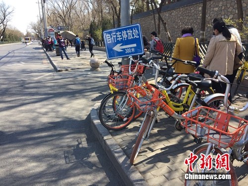 共享單車越來越多，出現(xiàn)在大街小巷。<a target='_blank'  _fcksavedurl='http://www.chinanews.com/' ></table>中新網(wǎng)</a> 吳濤 攝