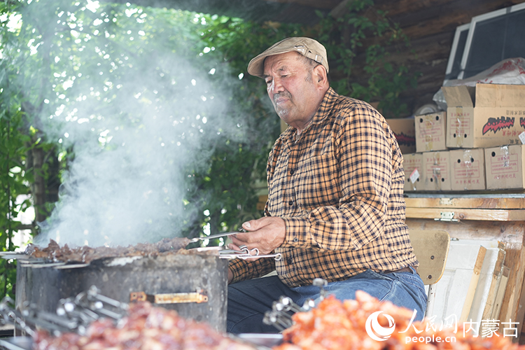 孫金花家庭小院內(nèi)，正在烤制肉串。人民網(wǎng)記者 李睿攝