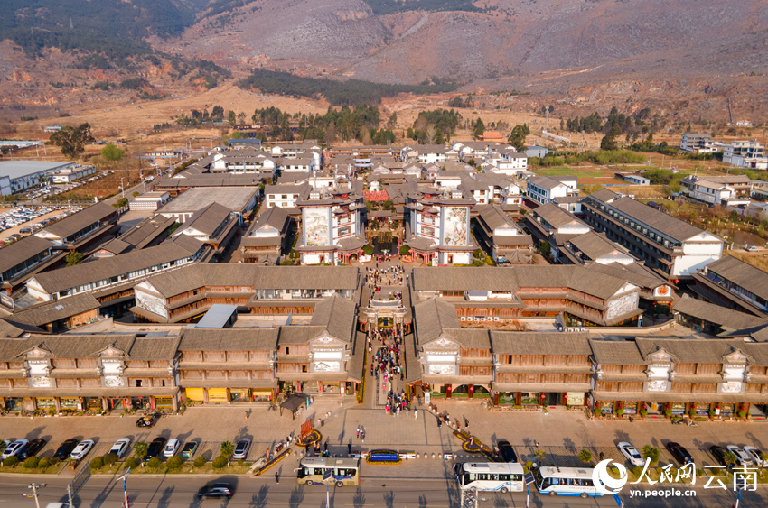 密布銀器加工作坊的新華村。人民網(wǎng)記者 符皓攝