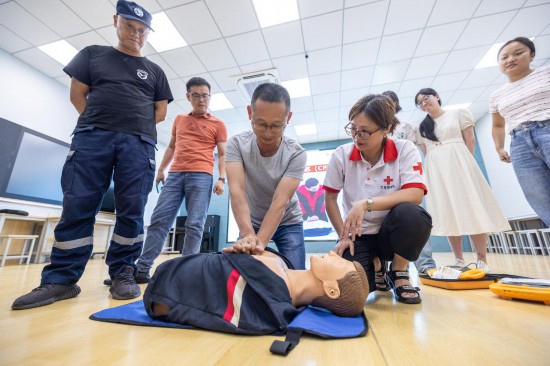 在浙江省湖州市吳興區(qū)龍泉小學，紅十字會救護員對教職工進行自動體外除顫器（AED）使用培訓(xùn)。新華社發(fā)（伊凡攝）